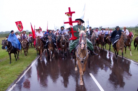 Miles de devotos caminan bajo la lluvia para llegar a visitar al Gauchito Gil