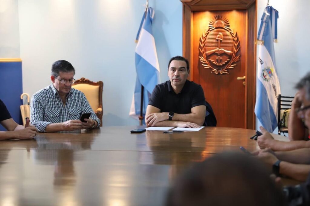 Despliegue de operativo de emergencia y suspensión de clases tras temporal en Capital