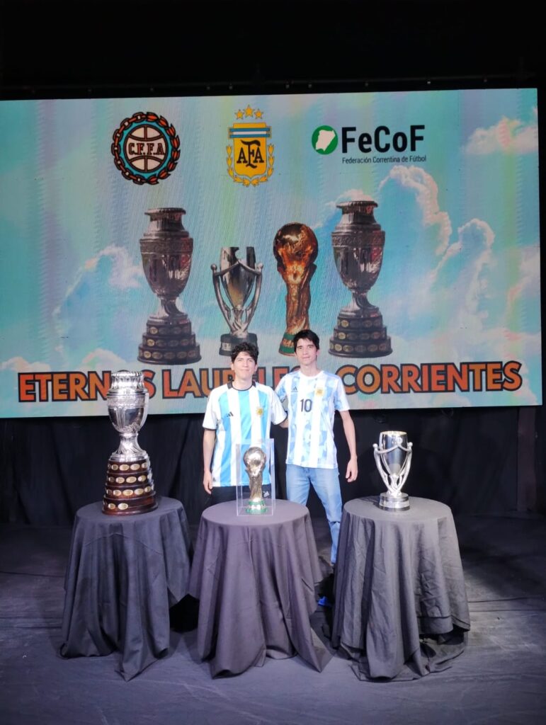 Los correntinos disfrutaron de las copas ganadas por la selección
