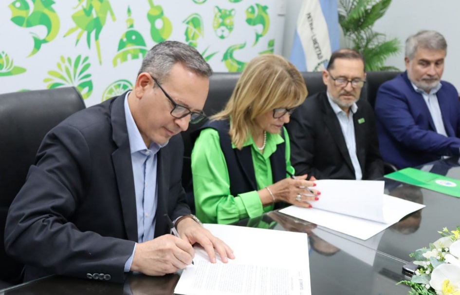 Entrega de un colectivo para el traslado de alumnos de la Escuela de Policía