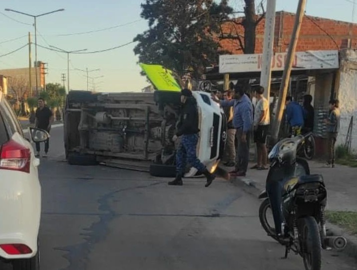 MÓVIL POLICIAL VUELCA DURANTE PERSECUCIÓN A DELINCUENTES