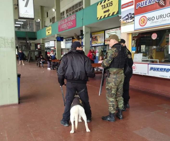LA POLICÍA REALIZA TAREAS DE PREVENCIÓN EN LA TERMINAL DE ÓMNIBUS DE CORRIENTES