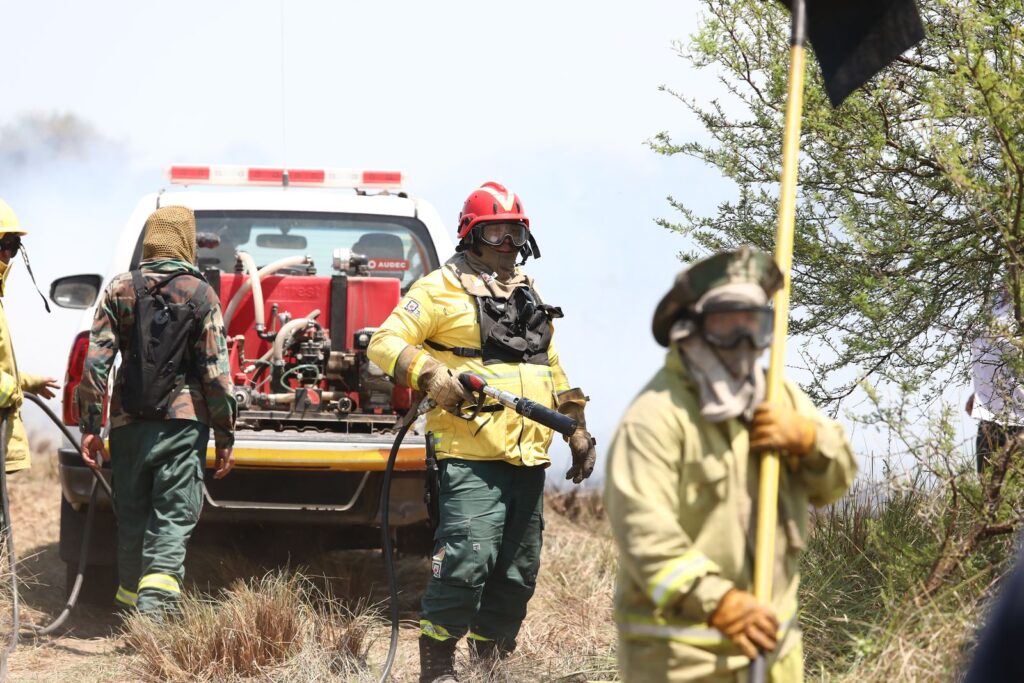 El gobierno mantiene el combate contra el fuego con guardias de cenizas y medios aéreos