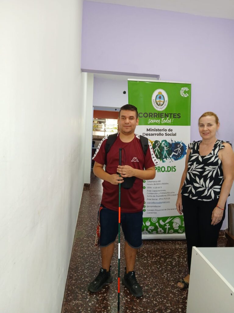 El COPRODIS entregó sillas de ruedas y bastones para ciegos y disminuidos visuales