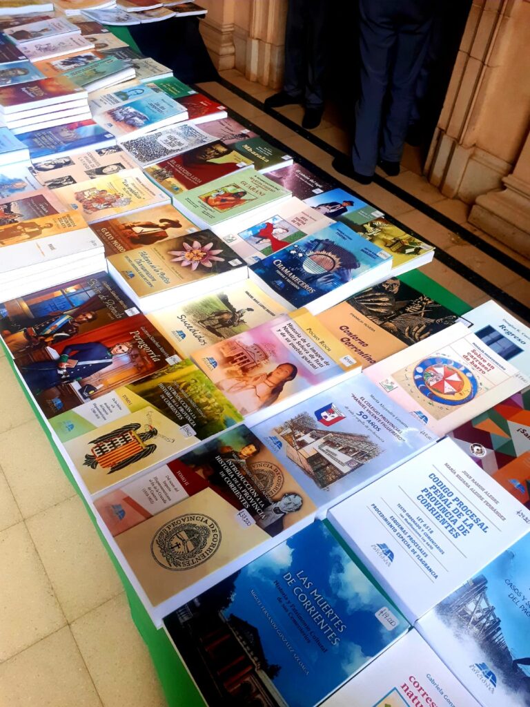 Exposición de libros correntinos y regionales recorre las escuelas