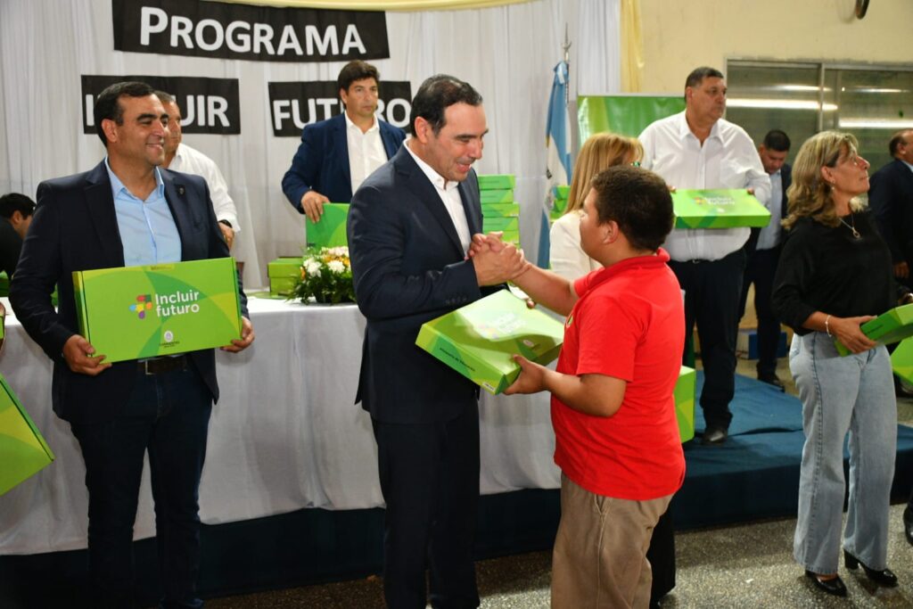 Valdés entregó más de mil notebooks a estudiantes del nivel secundario de Santo Tomé