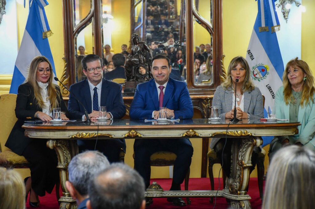 VALDÉS ANUNCIÓ NUEVOS APOYOS FINANCIEROS PARA QUIENES «LE PONEN EL HOMBRO A LA PROVINCIA TODOS LOS DÍAS»