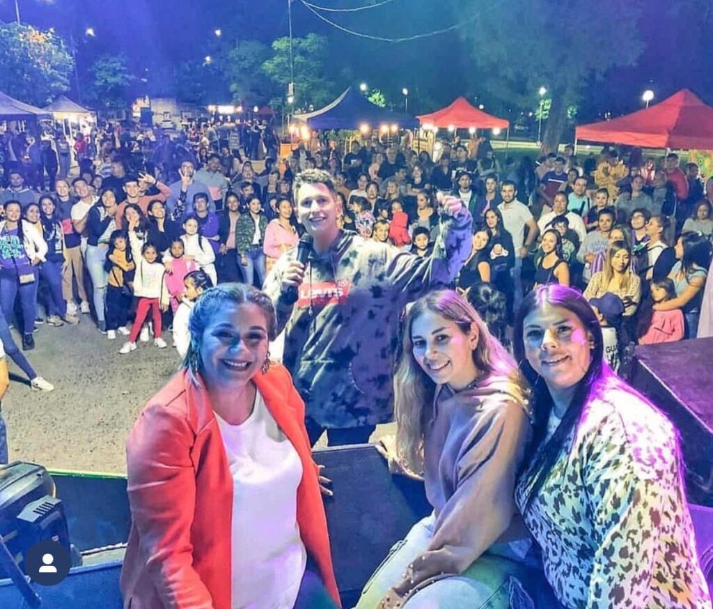 ULTIMAN DETALLES PARA LA FERIA DE ESTUDIANTES EMPRENDEDORES