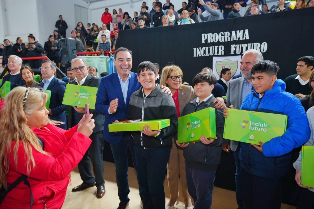 VALDÉS ENTREGÓ 886 NOTEBOOKS A ALUMNOS DE SECUNDARIOS DE LA CAPITAL