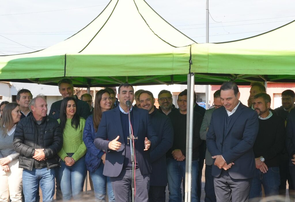 El gobernador Valdés inauguró 32 cuadras de asfalto en Santo Tomé