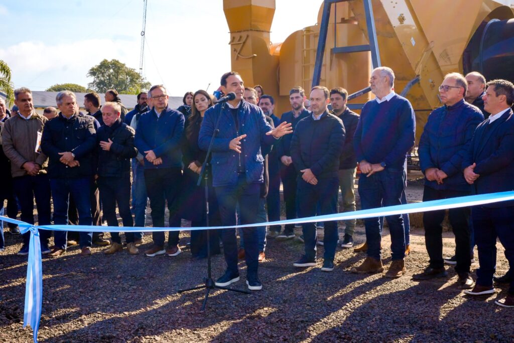 En Goya, Valdés entregó microcréditos a más de 50 emprendedores e inauguró una planta de asfalto