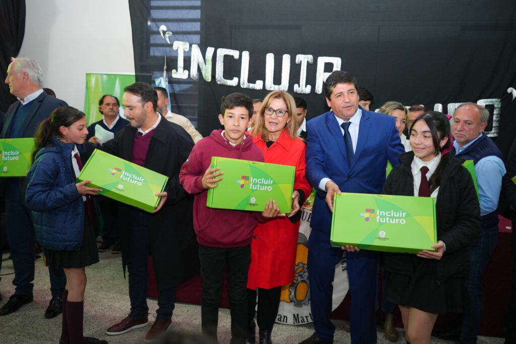 El Gobierno provincial entregó noteboks a 350 alumnos de San Roque