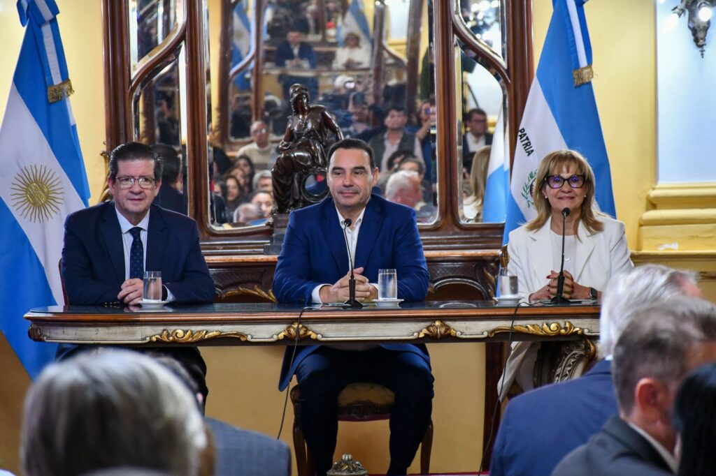 Valdés entregó reconocimientos a docentes destacados de toda la provincia