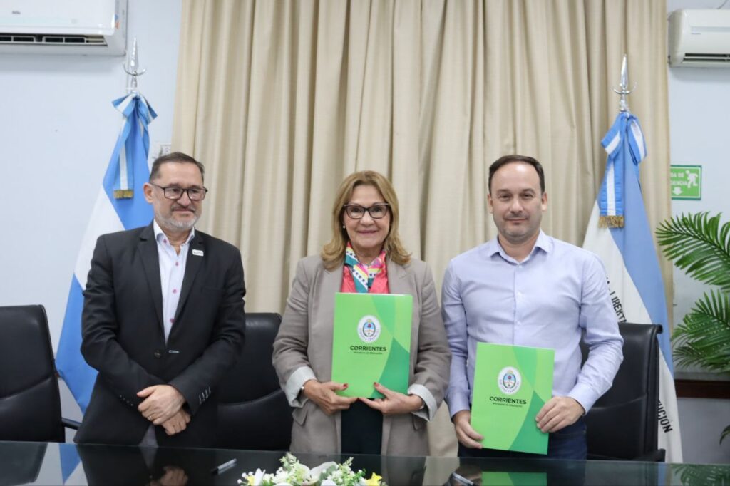 El Ministerio de Educación entregó un colectivo para el traslado de estudiantes de Goya