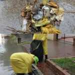 Desde temprano, nuestras cuadrillas recorren la ciudad despejando sumideros y bocas de tormenta para favorecer el escurrimiento de agua.