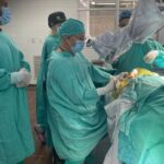 En el Hospital Juan Pablo II colocaron tres implantes cocleares