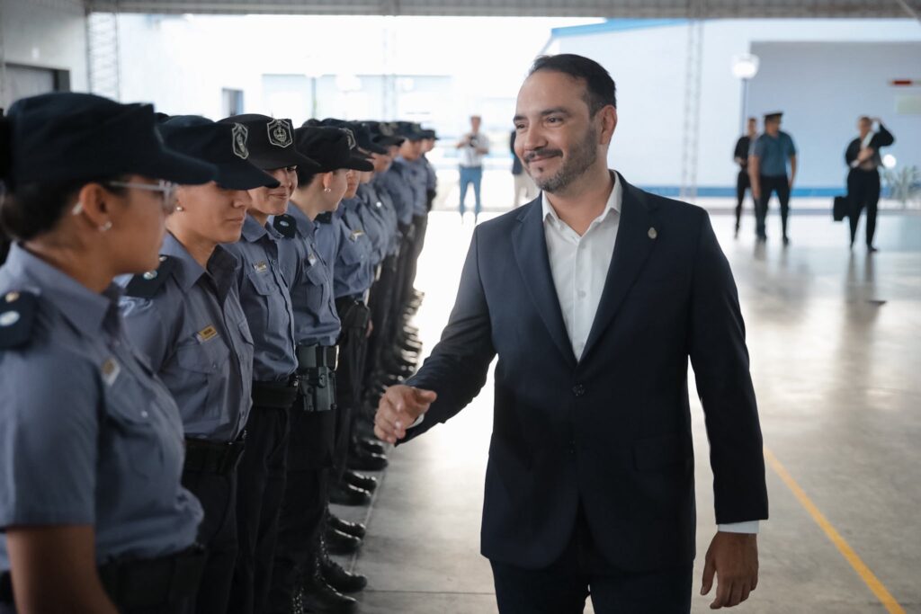 El gobernador Juan Pablo Valdés encabezó la entrega de armamento a nuevos oficiales de seguridad: «Estamos respaldando fuertemente a la Policía»