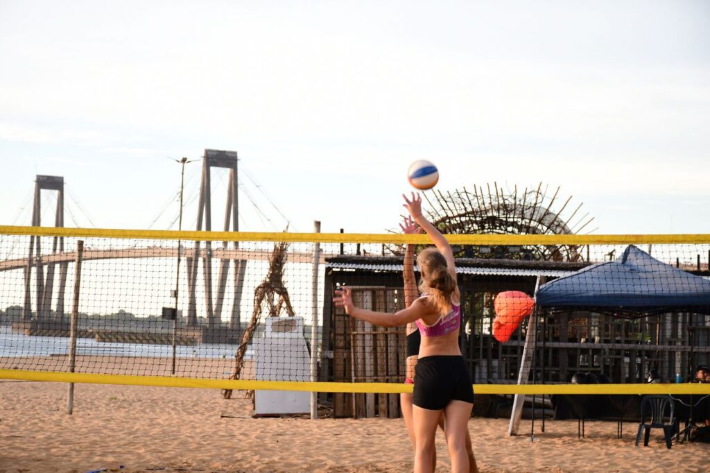 El Mes de Corrientes se vive con deportes en las playas, ferias y recorridos guiados