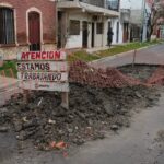 La Municipalidad de Corrientes avanza con obras de bacheo y enripiado en distintos barrios de la Capital.