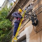 La Municipalidad avanza con “Cielo Limpio” y suma nuevas cuadras al ordenamiento aéreo.