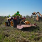 Tractores incorporados tras la primera subasta pública despliegan sus trabajos en la ciudad.